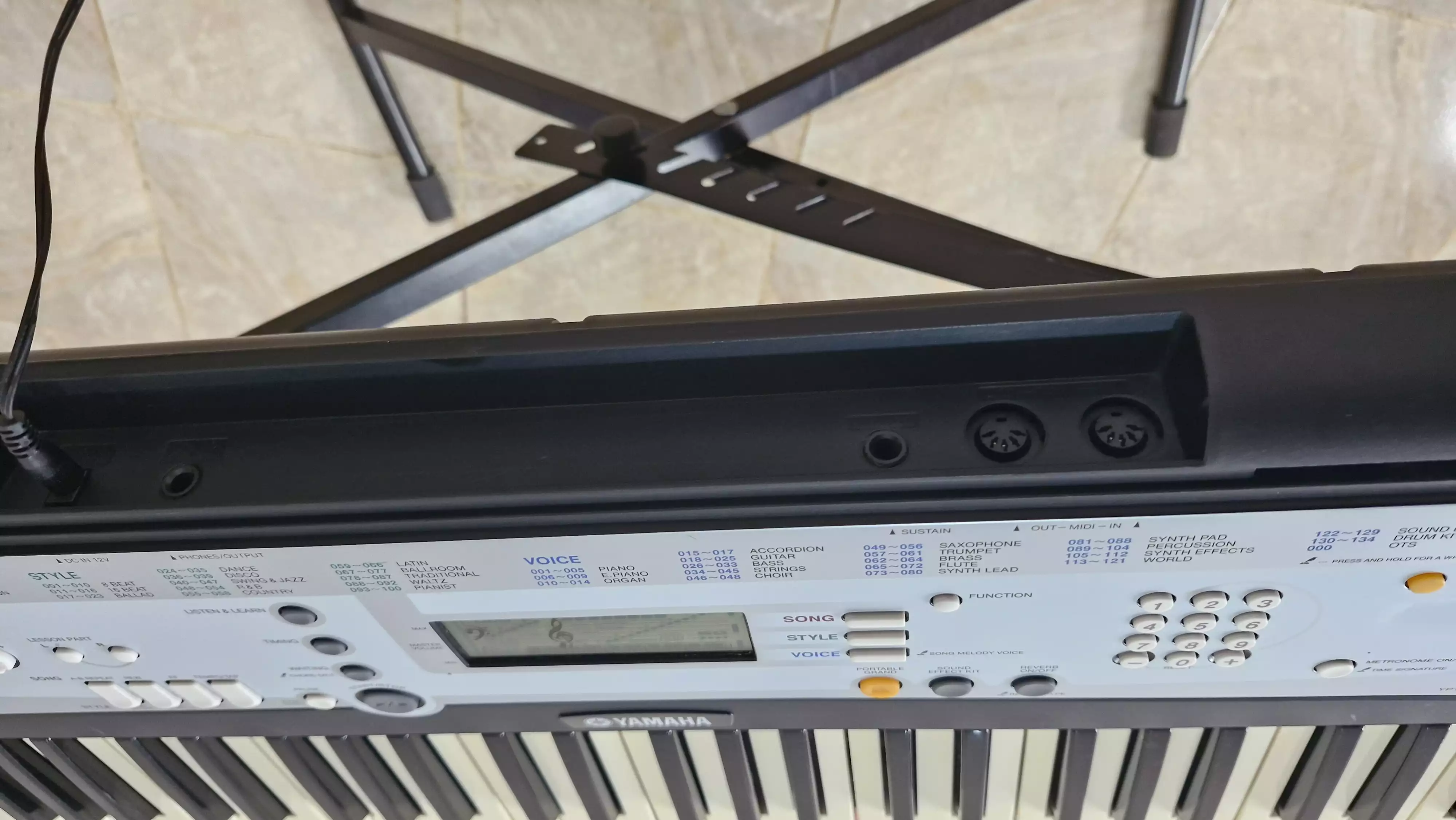 سانتي يماها شباب فيه الميدي تبرونشيه مع هاتف ولا بيسي